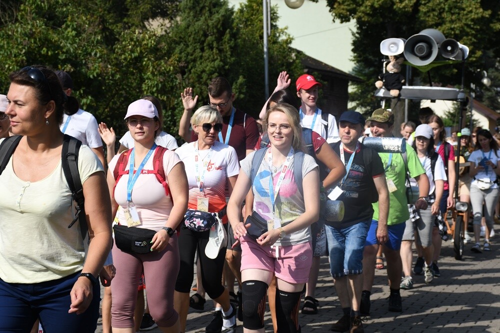 Pielgrzymi z halembskich parafii po raz 43 wyruszyli na Jasną Górę, aby złożyć swoje intencje przed Cudownym Obrazem. Zwieńczeniem pielgrzymowania będzie Dzień Halembski.

fot. Jacek Knapik