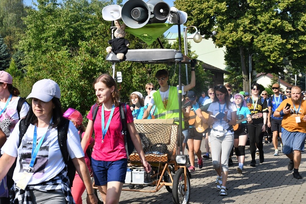 Pielgrzymi z halembskich parafii po raz 43 wyruszyli na Jasną Górę, aby złożyć swoje intencje przed Cudownym Obrazem. Zwieńczeniem pielgrzymowania będzie Dzień Halembski.

fot. Jacek Knapik