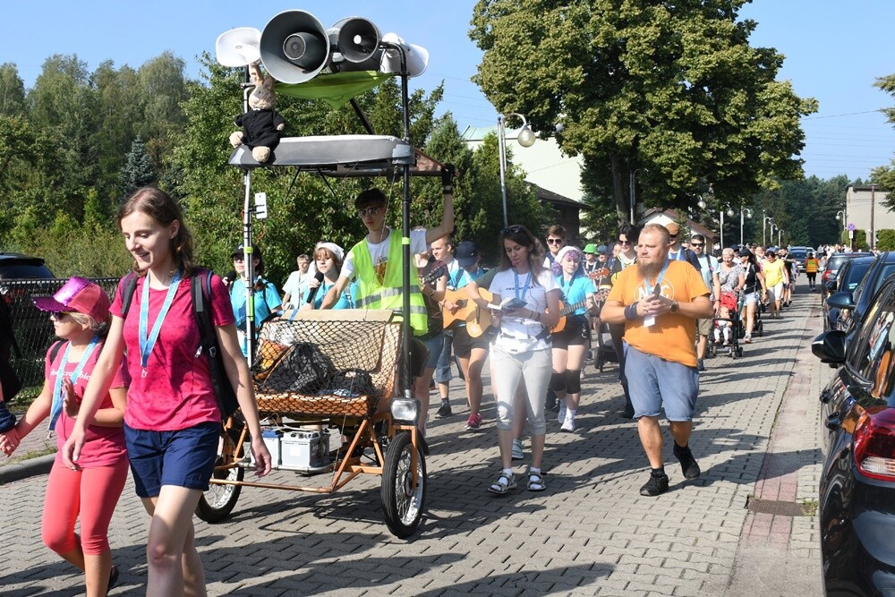 Pielgrzymi z halembskich parafii po raz 43 wyruszyli na Jasną Górę, aby złożyć swoje intencje przed Cudownym Obrazem. Zwieńczeniem pielgrzymowania będzie Dzień Halembski.

fot. Jacek Knapik