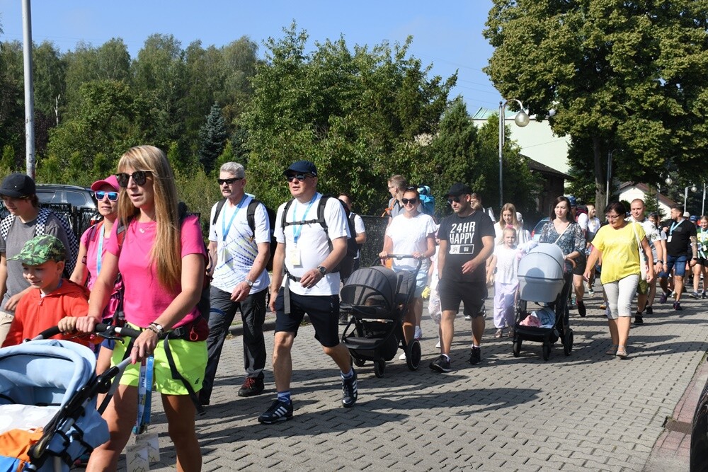 Pielgrzymi z halembskich parafii po raz 43 wyruszyli na Jasną Górę, aby złożyć swoje intencje przed Cudownym Obrazem. Zwieńczeniem pielgrzymowania będzie Dzień Halembski.

fot. Jacek Knapik