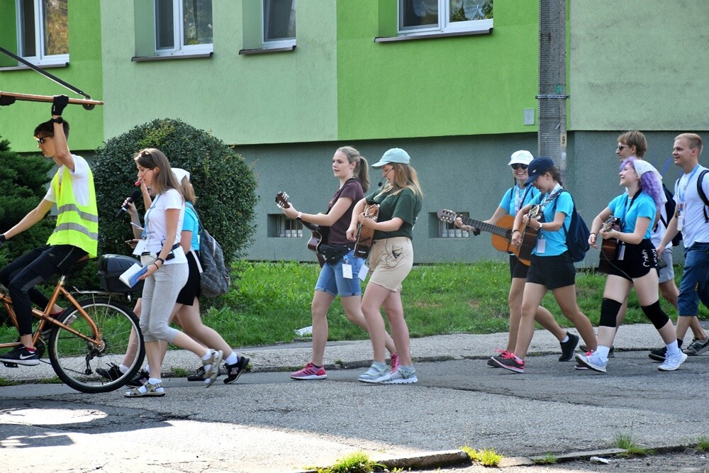 Pielgrzymi z halembskich parafii po raz 43 wyruszyli na Jasną Górę, aby złożyć swoje intencje przed Cudownym Obrazem. Zwieńczeniem pielgrzymowania będzie Dzień Halembski.

fot. Jacek Knapik