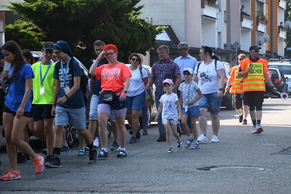 Pielgrzymi z halembskich parafii po raz 43 wyruszyli na Jasną Górę, aby złożyć swoje intencje przed Cudownym Obrazem. Zwieńczeniem pielgrzymowania będzie Dzień Halembski.

fot. Jacek Knapik