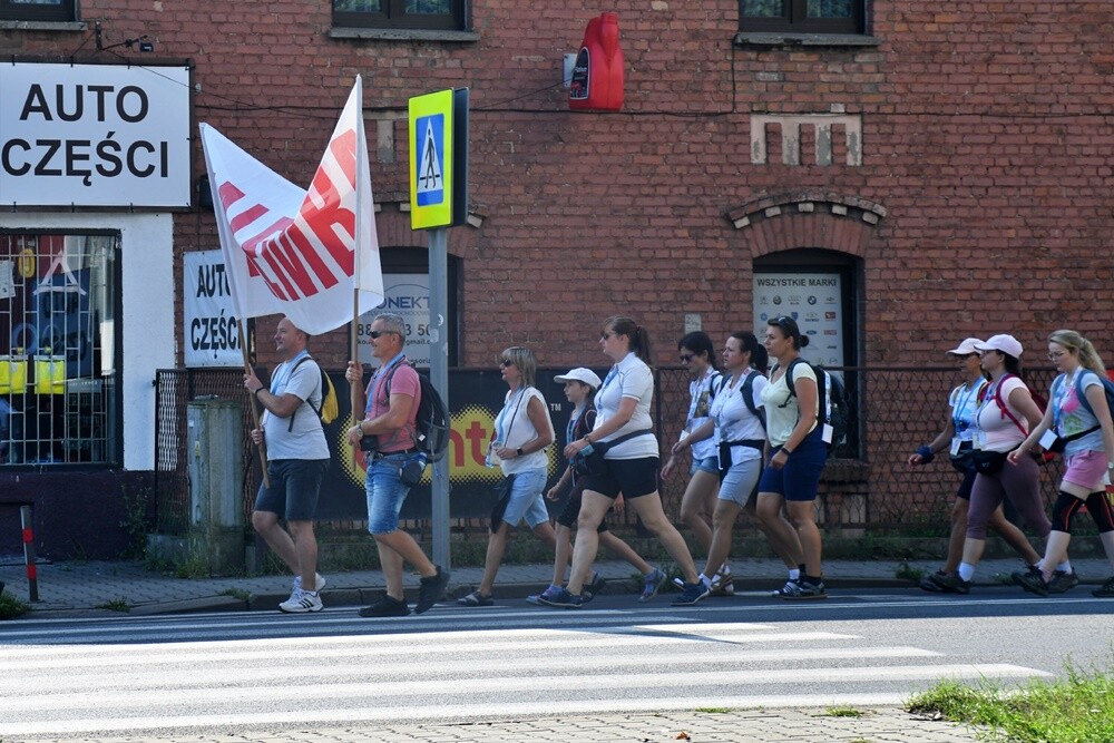 Pielgrzymi z halembskich parafii po raz 43 wyruszyli na Jasną Górę, aby złożyć swoje intencje przed Cudownym Obrazem. Zwieńczeniem pielgrzymowania będzie Dzień Halembski.

fot. Jacek Knapik