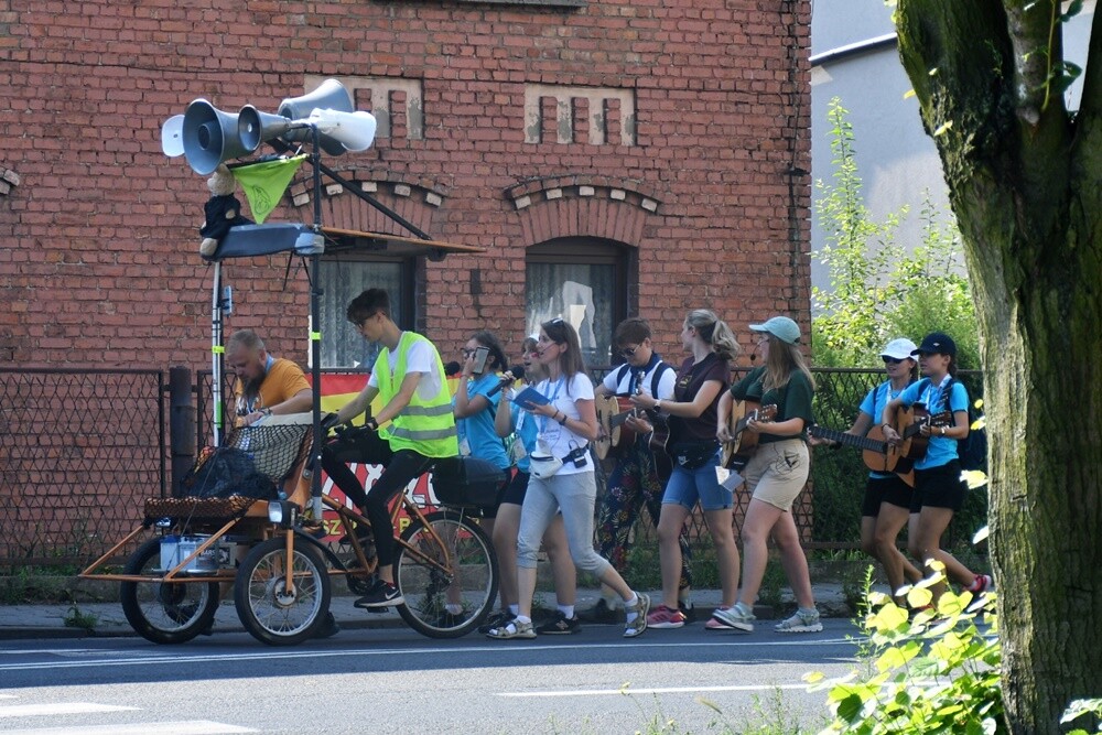 Pielgrzymi z halembskich parafii po raz 43 wyruszyli na Jasną Górę, aby złożyć swoje intencje przed Cudownym Obrazem. Zwieńczeniem pielgrzymowania będzie Dzień Halembski.

fot. Jacek Knapik