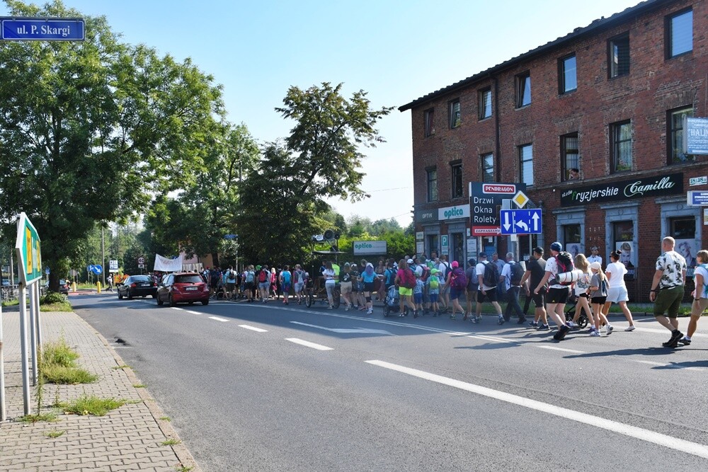 Pielgrzymi z halembskich parafii po raz 43 wyruszyli na Jasną Górę, aby złożyć swoje intencje przed Cudownym Obrazem. Zwieńczeniem pielgrzymowania będzie Dzień Halembski.

fot. Jacek Knapik