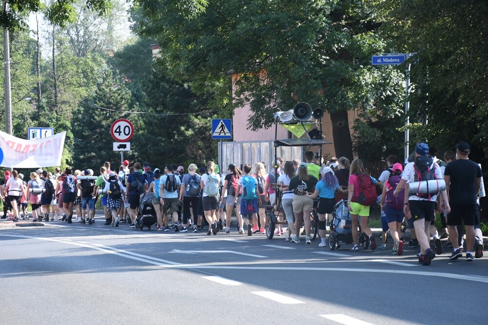 Pielgrzymi z halembskich parafii po raz 43 wyruszyli na Jasną Górę, aby złożyć swoje intencje przed Cudownym Obrazem. Zwieńczeniem pielgrzymowania będzie Dzień Halembski.

fot. Jacek Knapik