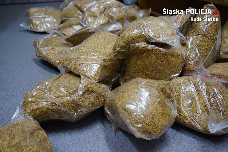 49-latka handlowała tytoniem bez akcyzy. Nielegalny towar trzymała w mieszkaniu