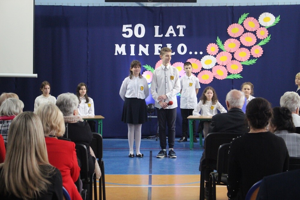 Szkoła Podstawowa Sportowa z Oddziałami Integracyjnymi nr 15 ma już 50 lat! Z okazji okrągłego jubileuszu w placówce odbyła się uroczystość, podczas której nie zabrakło podziękowań, gratulacji i życzeń na dalsze lata działalności. Uczniowie zaprezentowali także urozmaicony program artystyczny, otwarta została również zielona pracownia "Woda źródłem życia".

fot. UM Ruda Śląska
