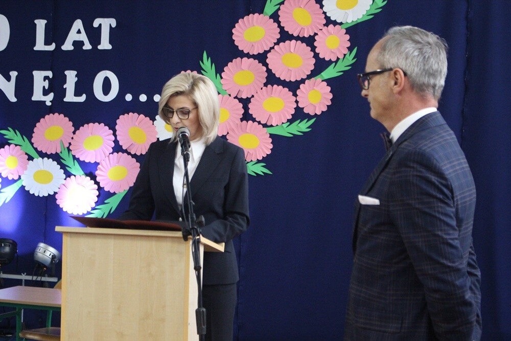 Szkoła Podstawowa Sportowa z Oddziałami Integracyjnymi nr 15 ma już 50 lat! Z okazji okrągłego jubileuszu w placówce odbyła się uroczystość, podczas której nie zabrakło podziękowań, gratulacji i życzeń na dalsze lata działalności. Uczniowie zaprezentowali także urozmaicony program artystyczny, otwarta została również zielona pracownia "Woda źródłem życia".

fot. UM Ruda Śląska