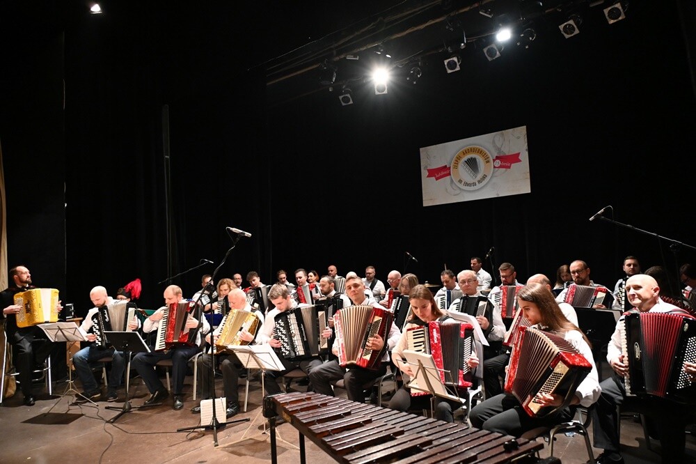 Zespół Akordeonistów im. Edwarda Huloka obchodzi w tym roku jubileusz 75-lecia swojego istnienia. W sobotę podczas uroczystego koncertu w Domu Kultury Bielszowice wystąpili zarówno obecni, jak i byli członkowie zespołu, prezentując swój talent i umiejętności.

fot. UM Ruda Śląska