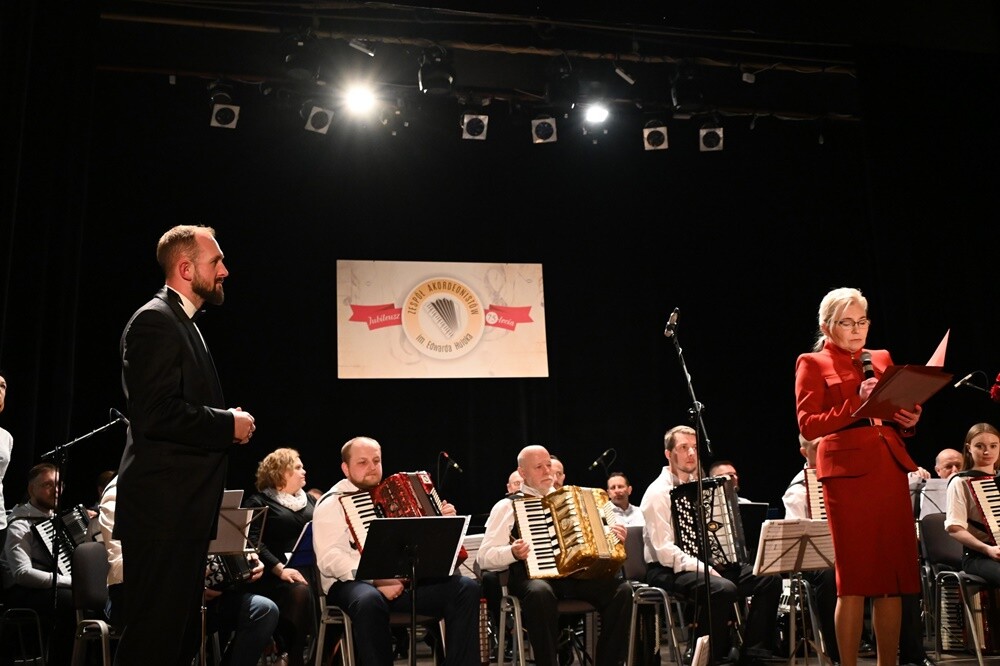 Zespół Akordeonistów im. Edwarda Huloka obchodzi w tym roku jubileusz 75-lecia swojego istnienia. W sobotę podczas uroczystego koncertu w Domu Kultury Bielszowice wystąpili zarówno obecni, jak i byli członkowie zespołu, prezentując swój talent i umiejętności.

fot. UM Ruda Śląska