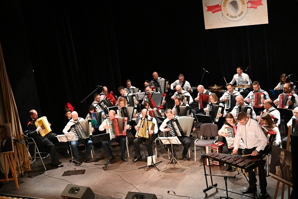 Zespół Akordeonistów im. Edwarda Huloka obchodzi w tym roku jubileusz 75-lecia swojego istnienia. W sobotę podczas uroczystego koncertu w Domu Kultury Bielszowice wystąpili zarówno obecni, jak i byli członkowie zespołu, prezentując swój talent i umiejętności.

fot. UM Ruda Śląska