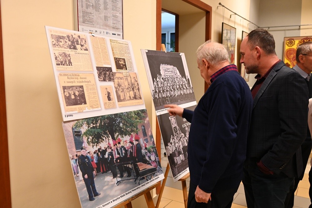 Zespół Akordeonistów im. Edwarda Huloka obchodzi w tym roku jubileusz 75-lecia swojego istnienia. W sobotę podczas uroczystego koncertu w Domu Kultury Bielszowice wystąpili zarówno obecni, jak i byli członkowie zespołu, prezentując swój talent i umiejętności.

fot. UM Ruda Śląska