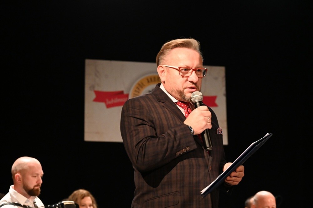 Zespół Akordeonistów im. Edwarda Huloka obchodzi w tym roku jubileusz 75-lecia swojego istnienia. W sobotę podczas uroczystego koncertu w Domu Kultury Bielszowice wystąpili zarówno obecni, jak i byli członkowie zespołu, prezentując swój talent i umiejętności.

fot. UM Ruda Śląska