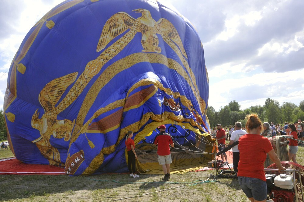 Balony, drony, latawce, szybowce i inne sprzęty związane z lotnictwem - wszystko to zagościło na terenach przy ulicy Górnośląskiej na Bykowinie, gdzie odbył się kolejny Aeropiknik.