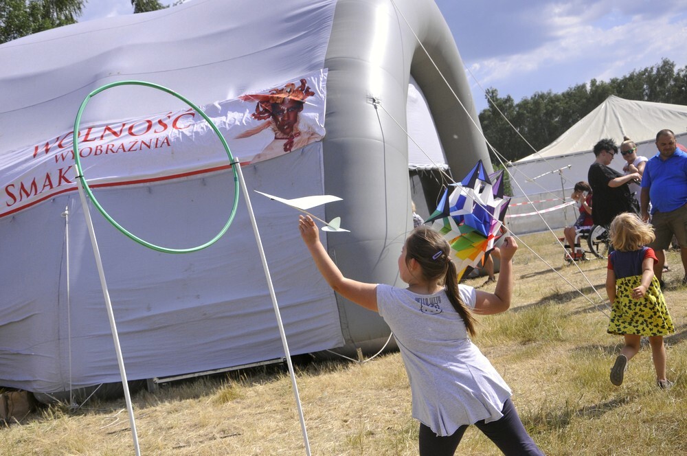 Balony, drony, latawce, szybowce i inne sprzęty związane z lotnictwem - wszystko to zagościło na terenach przy ulicy Górnośląskiej na Bykowinie, gdzie odbył się kolejny Aeropiknik.