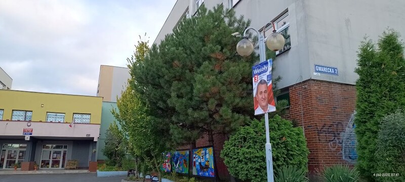 Agitacja polityczna tuż przy szkole. Czy to dozwolone?