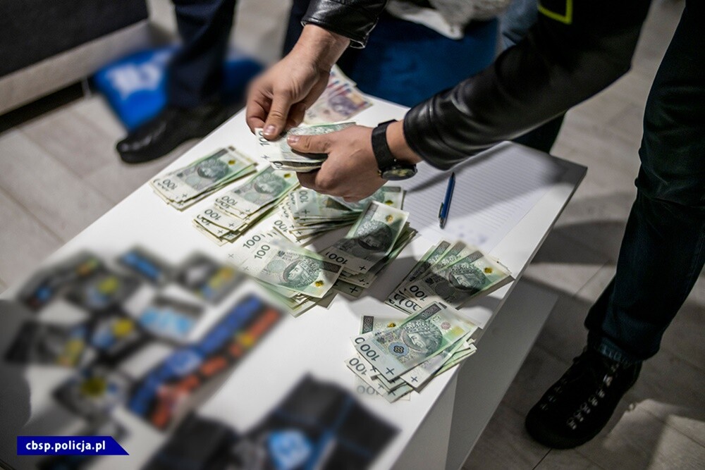 We wtorek policjanci CBŚP, pod nadzorem Śląskiego Wydziału Zamiejscowego Prokuratury Krajowej zatrzymali 35 osób podejrzanych m.in. o udział w zorganizowanej grupie przestępczej powiązanej ze środowiskiem pseudokibiców. Wśród zatrzymanych byli także mieszkańcy Rudy Śląskiej. 

FOT. CBŚP