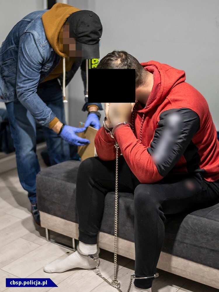 We wtorek policjanci CBŚP, pod nadzorem Śląskiego Wydziału Zamiejscowego Prokuratury Krajowej zatrzymali 35 osób podejrzanych m.in. o udział w zorganizowanej grupie przestępczej powiązanej ze środowiskiem pseudokibiców. Wśród zatrzymanych byli także mieszkańcy Rudy Śląskiej. 

FOT. CBŚP