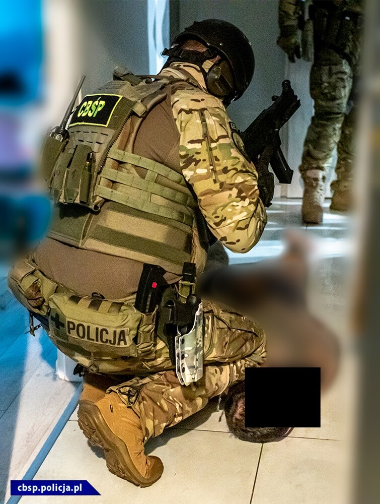 We wtorek policjanci CBŚP, pod nadzorem Śląskiego Wydziału Zamiejscowego Prokuratury Krajowej zatrzymali 35 osób podejrzanych m.in. o udział w zorganizowanej grupie przestępczej powiązanej ze środowiskiem pseudokibiców. Wśród zatrzymanych byli także mieszkańcy Rudy Śląskiej. 

FOT. CBŚP