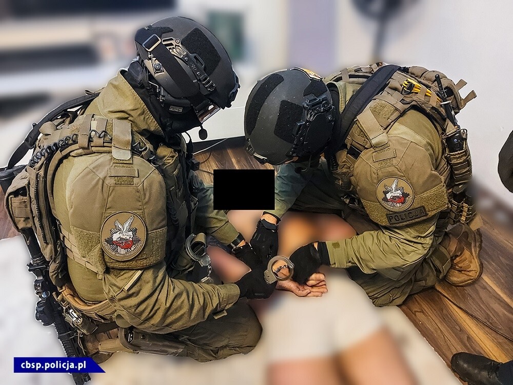 We wtorek policjanci CBŚP, pod nadzorem Śląskiego Wydziału Zamiejscowego Prokuratury Krajowej zatrzymali 35 osób podejrzanych m.in. o udział w zorganizowanej grupie przestępczej powiązanej ze środowiskiem pseudokibiców. Wśród zatrzymanych byli także mieszkańcy Rudy Śląskiej. 

FOT. CBŚP