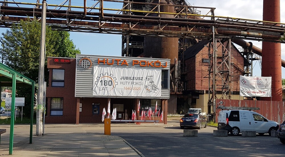 Atmosfera w Hucie Pokój w Rudzie Śląskiej jest coraz bardziej gorąca. W środę, 3 czerwca, pracownicy oflagowali zakład i rozpoczęli akcję protestacyjną. Na transparentach możemy przeczytać m.in. napis "Panie premierze, trwa agonia polskiego hutnictwa!".