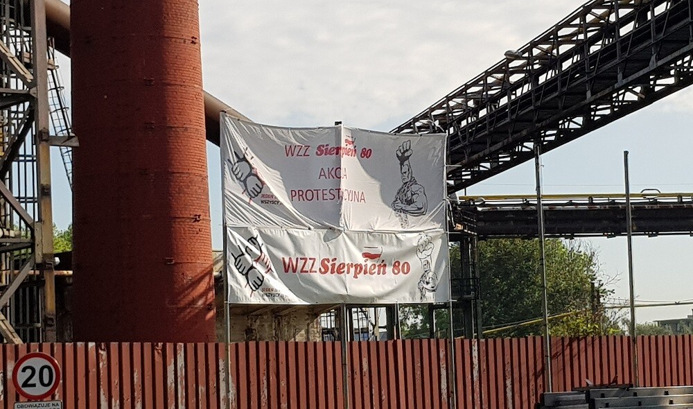 Atmosfera w Hucie Pokój w Rudzie Śląskiej jest coraz bardziej gorąca. W środę, 3 czerwca, pracownicy oflagowali zakład i rozpoczęli akcję protestacyjną. Na transparentach możemy przeczytać m.in. napis "Panie premierze, trwa agonia polskiego hutnictwa!".