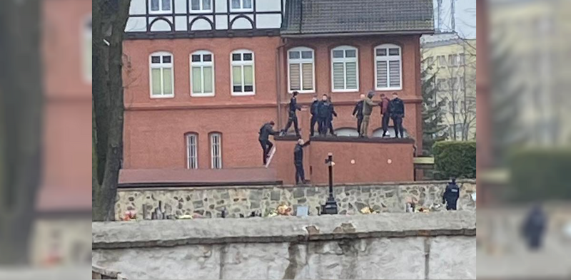 Akcja służb na halembskiej parafii. Policjanci siłą ściągnęli 36-latka z dachu budynku!