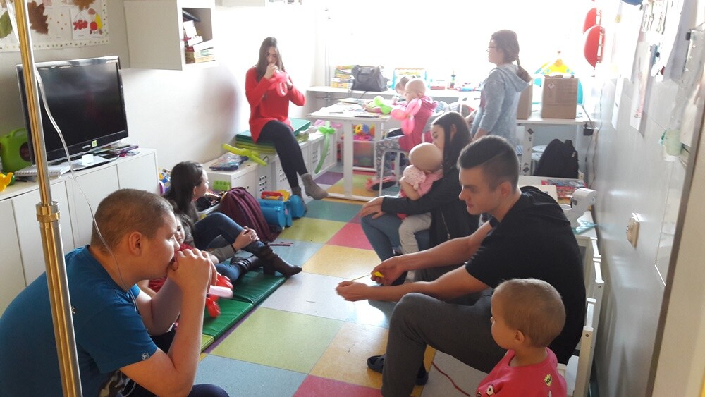 Uczniowie Szkoły Podstawowej nr 2 w Rudzie Śląskiej od pięciu lat regularnie wspierają dziecięce oddziały onkologiczne na terenie naszej aglomeracji.