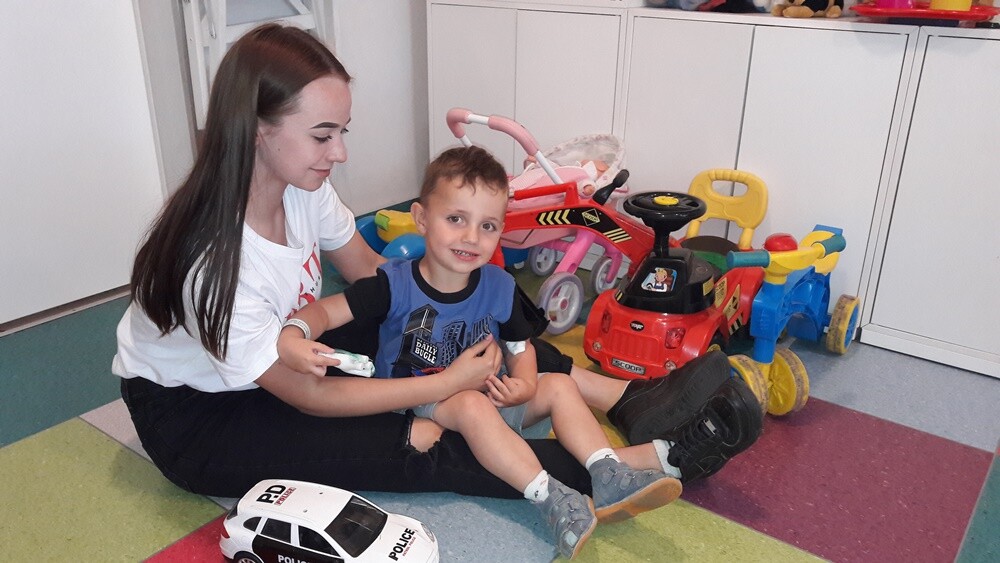 Uczniowie Szkoły Podstawowej nr 2 w Rudzie Śląskiej od pięciu lat regularnie wspierają dziecięce oddziały onkologiczne na terenie naszej aglomeracji.