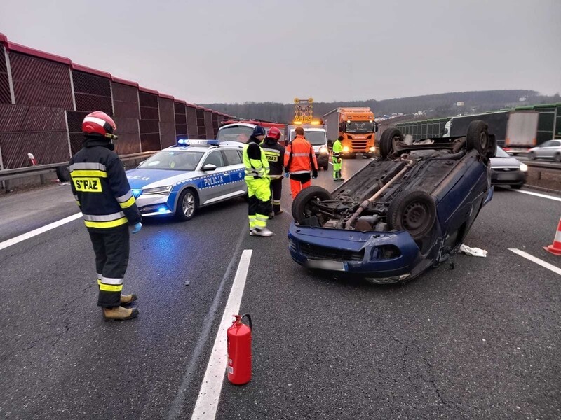[AKTUALIZACJA] Dachowanie na autostradzie A4. Występują utrudnienia w ruchu