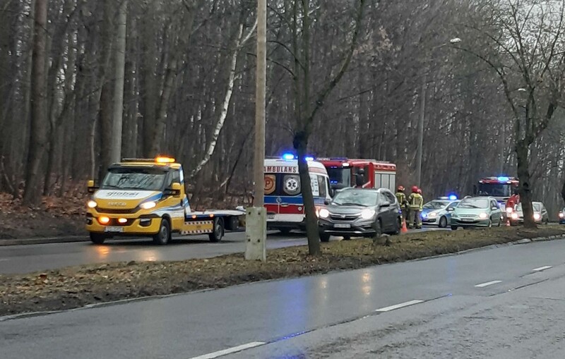 [AKTUALIZACJA] Ruda Śląska: Na ulicy 1 Maja dachował samochód osobowy