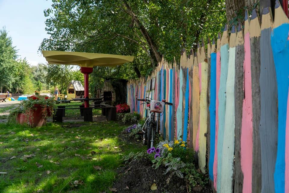 Ogromny zielony teren, mini zoo, ekologiczny plac zabaw i tablice sensoryczne - tak wygląda nowa siedziba Akademii Kreowania Uzdolnień Każdego Urwisa w Rudzie Śląskiej. 

fot. FB AKUKU