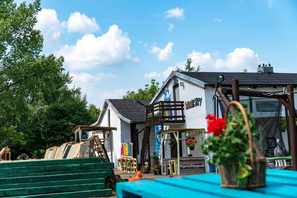 Ogromny zielony teren, mini zoo, ekologiczny plac zabaw i tablice sensoryczne - tak wygląda nowa siedziba Akademii Kreowania Uzdolnień Każdego Urwisa w Rudzie Śląskiej. 

fot. FB AKUKU