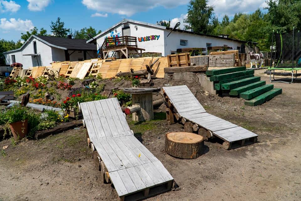 Ogromny zielony teren, mini zoo, ekologiczny plac zabaw i tablice sensoryczne - tak wygląda nowa siedziba Akademii Kreowania Uzdolnień Każdego Urwisa w Rudzie Śląskiej. 

fot. FB AKUKU