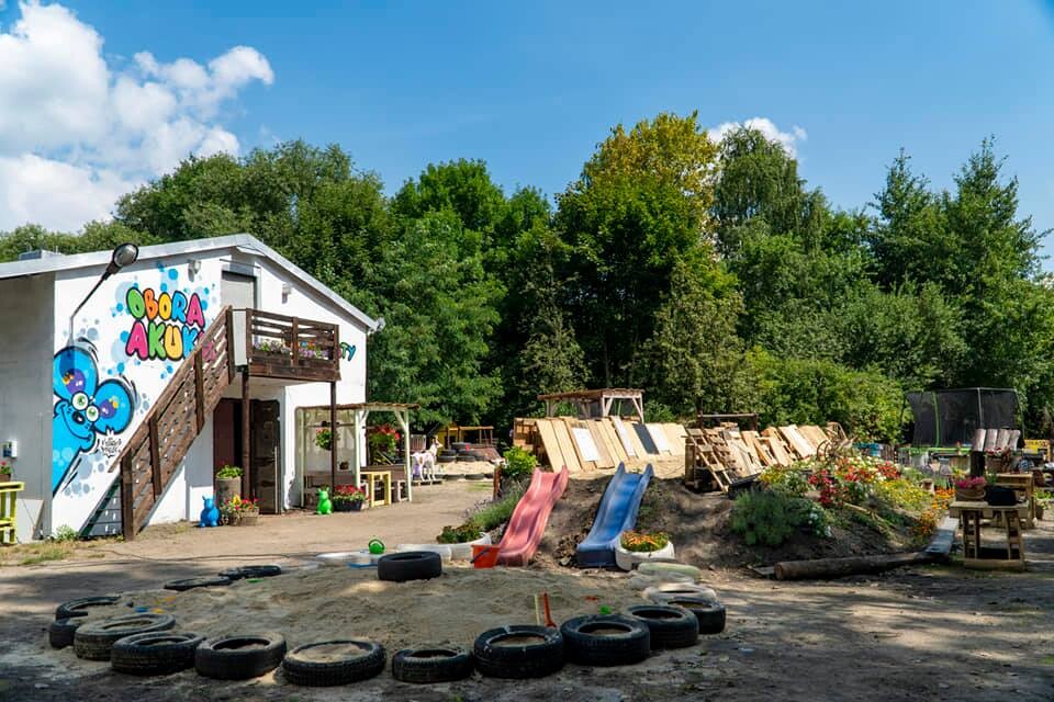 Ogromny zielony teren, mini zoo, ekologiczny plac zabaw i tablice sensoryczne - tak wygląda nowa siedziba Akademii Kreowania Uzdolnień Każdego Urwisa w Rudzie Śląskiej. 

fot. FB AKUKU