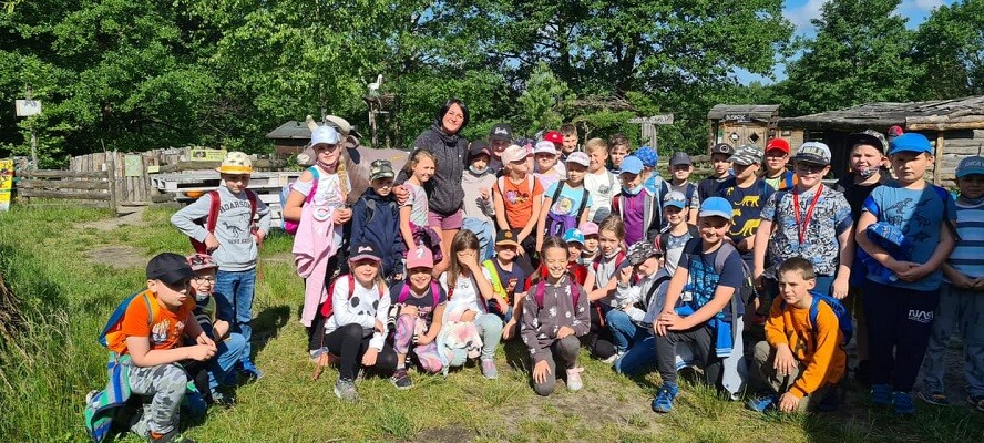 Akademia Kreowania Uzdolnień Każdego Urwisa to popularne miejsce na mapie województwa śląskiego. Kojarzy się z ogromnym zielonym terenem, mini zoo i terapeutycznym placem zabaw – słowem miejscem, gdzie spełniają się dziecięce marzenia. Teraz zmienia swoją siedzibę. Niebawem przeniesie się z Mikołowa i pojawi się w Rudzie Śląskiej-Wirku!