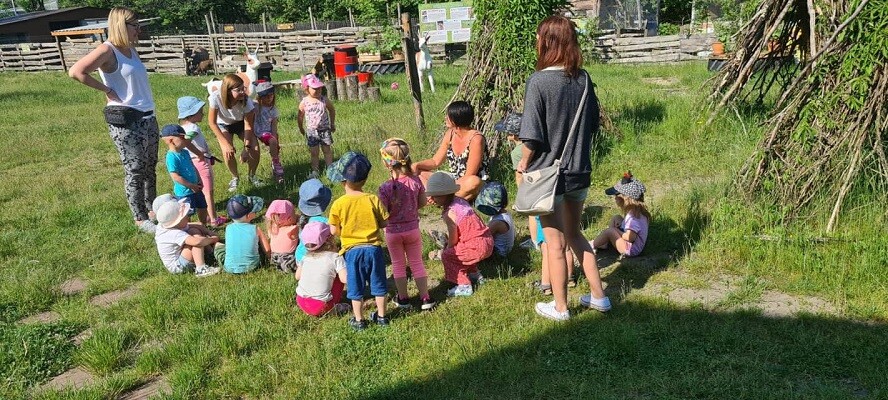 Akademia Kreowania Uzdolnień Każdego Urwisa to popularne miejsce na mapie województwa śląskiego. Kojarzy się z ogromnym zielonym terenem, mini zoo i terapeutycznym placem zabaw – słowem miejscem, gdzie spełniają się dziecięce marzenia. Teraz zmienia swoją siedzibę. Niebawem przeniesie się z Mikołowa i pojawi się w Rudzie Śląskiej-Wirku!