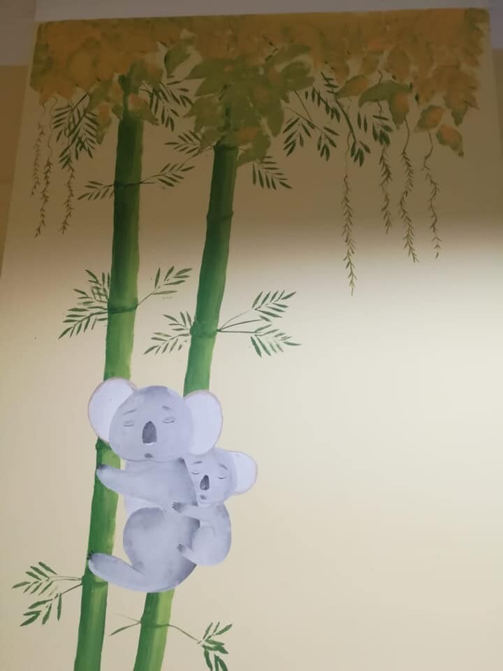 Wolontariusze rudzkiej Fundacji "Anioły w piżamkach" swoimi bajkowymi pracami dekorują w Poradni Neonatologicznej w Szpitalu Miejskim w Rudzie Śląskiej. Wcześniej w ten sam sposób ozdobili bielszowicki Oddział Pediatrii oraz sale chorych Oddziału Neonatologicznego w rudzkim szpitalu.