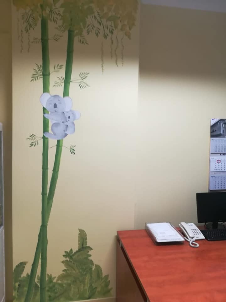 Wolontariusze rudzkiej Fundacji "Anioły w piżamkach" swoimi bajkowymi pracami dekorują w Poradni Neonatologicznej w Szpitalu Miejskim w Rudzie Śląskiej. Wcześniej w ten sam sposób ozdobili bielszowicki Oddział Pediatrii oraz sale chorych Oddziału Neonatologicznego w rudzkim szpitalu.