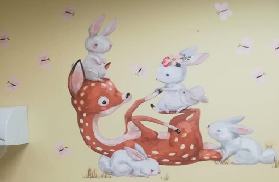 Wolontariusze rudzkiej Fundacji "Anioły w piżamkach" swoimi bajkowymi pracami dekorują w Poradni Neonatologicznej w Szpitalu Miejskim w Rudzie Śląskiej. Wcześniej w ten sam sposób ozdobili bielszowicki Oddział Pediatrii oraz sale chorych Oddziału Neonatologicznego w rudzkim szpitalu.