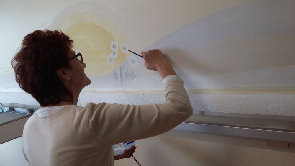 Wolontariusze rudzkiej Fundacji "Anioły w piżamkach" od kilku dni swoimi bajkowymi pracami dekorują sale chorych Oddziału Neonatologicznego Szpitala Miejskiego w Rudzie Śląskiej-Goduli. Wcześniej w ten sam sposób ozdobili bielszowicki Oddział Pediatrii.