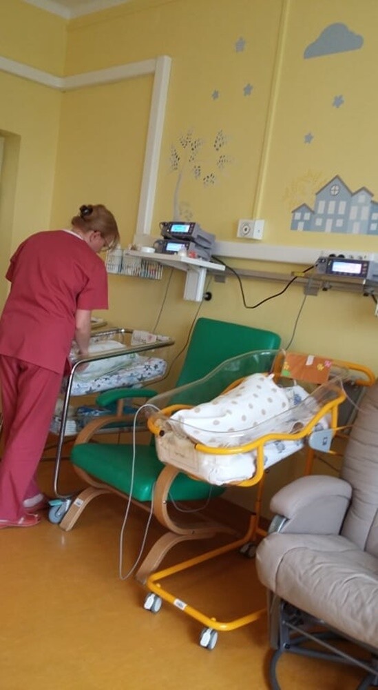 Wolontariusze rudzkiej Fundacji "Anioły w piżamkach" od kilku dni swoimi bajkowymi pracami dekorują sale chorych Oddziału Neonatologicznego Szpitala Miejskiego w Rudzie Śląskiej-Goduli. Wcześniej w ten sam sposób ozdobili bielszowicki Oddział Pediatrii.