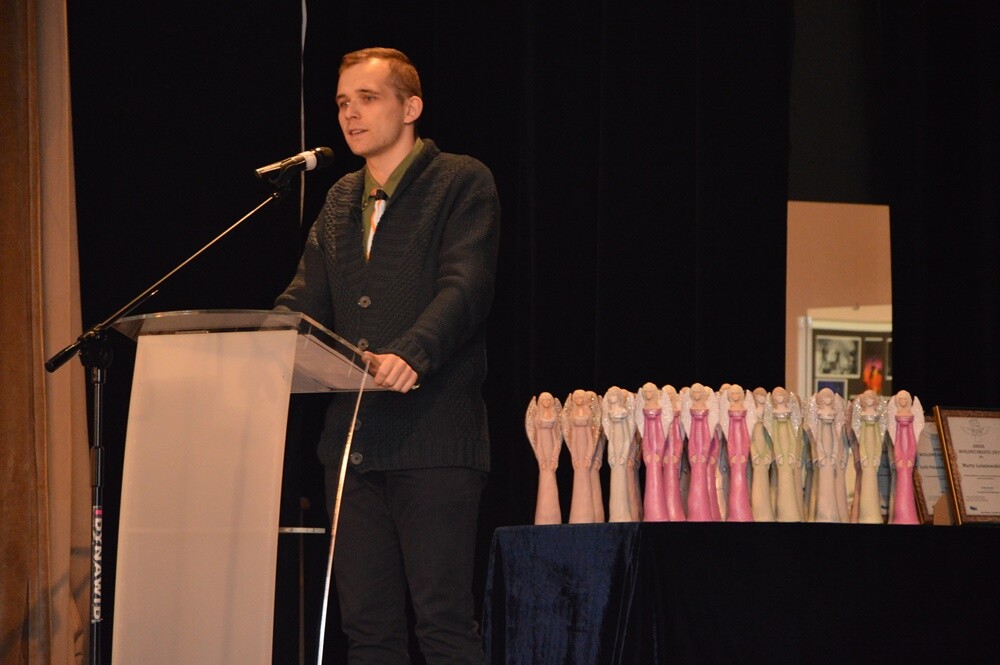 W ubiegły piątek w bielszowickim Domu Kultury odbyła się kolejna, uroczysta gala wręczenia statuetek Aniołów Wolontariatu, przyznawanych przez Stowarzyszenie na Rzecz Dzieci i Młodzieży "Przystanek". W ten niezwykły sposób już od dziewięciu lat uhonorowywane są osoby i organizacje, które w ponadprzeciętny sposób i z największym zaangażowaniem, a co warto podkreślić – bezinteresownie – pomagają innym.