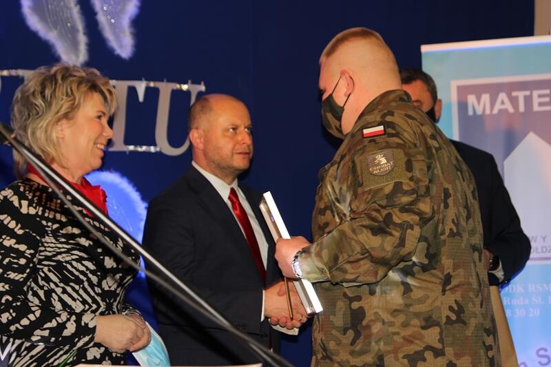 W piątkowy wieczór 39. osób, firm i organizacji, otrzymało nagrody i wyróżnienia za szczególną działalność na rzecz mieszkańców Rudy Śląskiej.