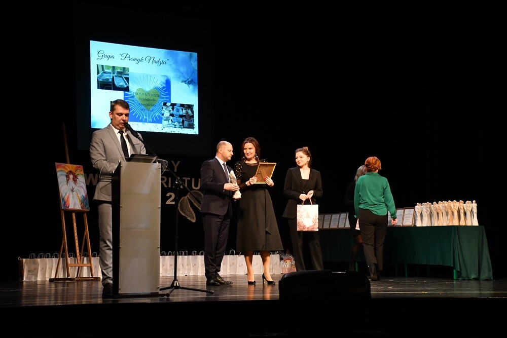 W tym roku te niezwykłe wyróżnienia powędrowały w sumie do 40 osób, firm i organizacji, które szczególnie aktywnie działały na rzecz mieszkańców Rudy Śląskiej. Przyznano także 34 wyróżnienia. 

fot. Jacek Knapik