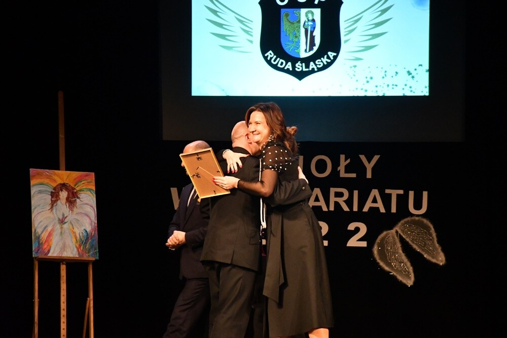 W tym roku te niezwykłe wyróżnienia powędrowały w sumie do 40 osób, firm i organizacji, które szczególnie aktywnie działały na rzecz mieszkańców Rudy Śląskiej. Przyznano także 34 wyróżnienia. 

fot. Jacek Knapik