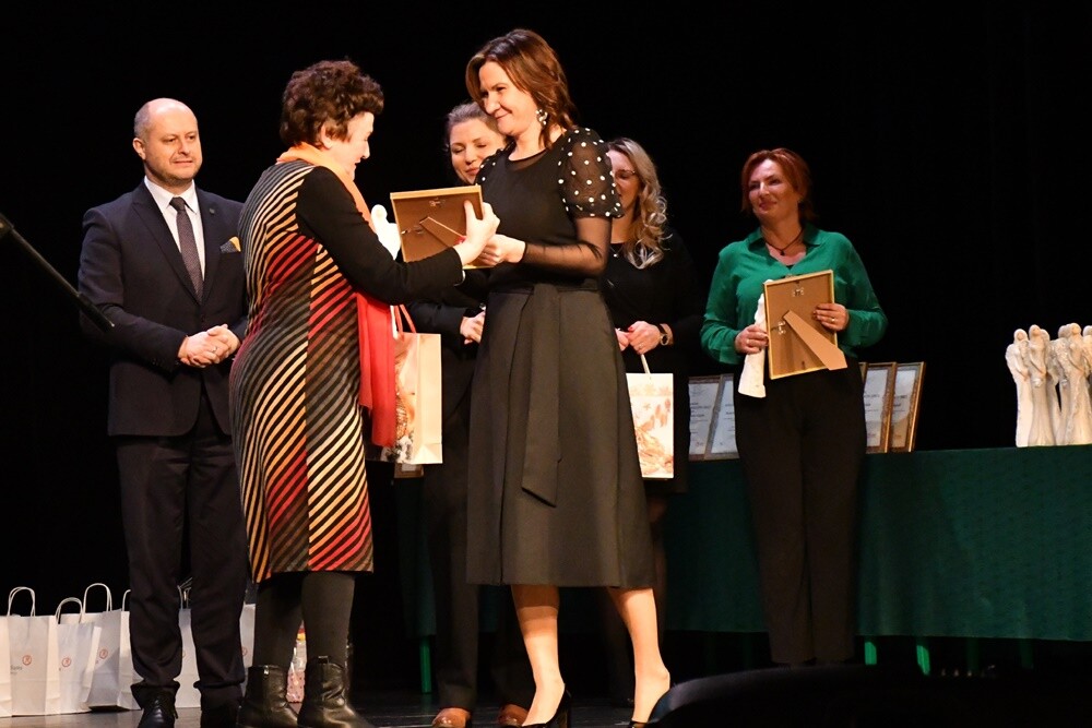 W tym roku te niezwykłe wyróżnienia powędrowały w sumie do 40 osób, firm i organizacji, które szczególnie aktywnie działały na rzecz mieszkańców Rudy Śląskiej. Przyznano także 34 wyróżnienia. 

fot. Jacek Knapik