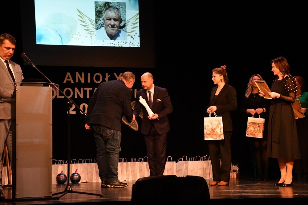 W tym roku te niezwykłe wyróżnienia powędrowały w sumie do 40 osób, firm i organizacji, które szczególnie aktywnie działały na rzecz mieszkańców Rudy Śląskiej. Przyznano także 34 wyróżnienia. 

fot. Jacek Knapik