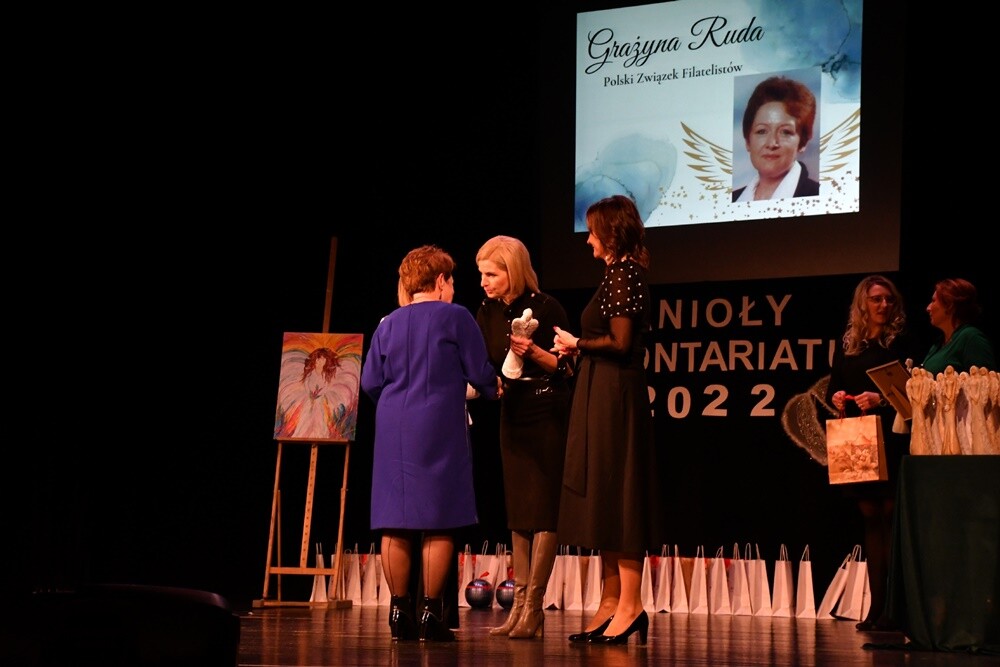 W tym roku te niezwykłe wyróżnienia powędrowały w sumie do 40 osób, firm i organizacji, które szczególnie aktywnie działały na rzecz mieszkańców Rudy Śląskiej. Przyznano także 34 wyróżnienia. 

fot. Jacek Knapik